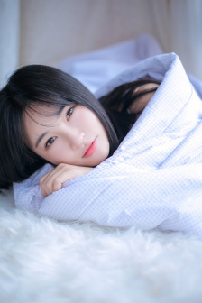 一个男孩子顶哭另一个男孩